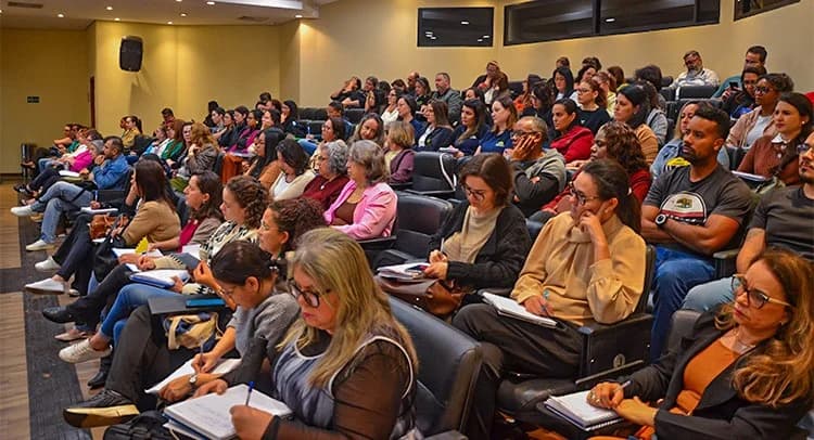 Formação orienta profissionais sobre acolhimento de crianças e adolescentes